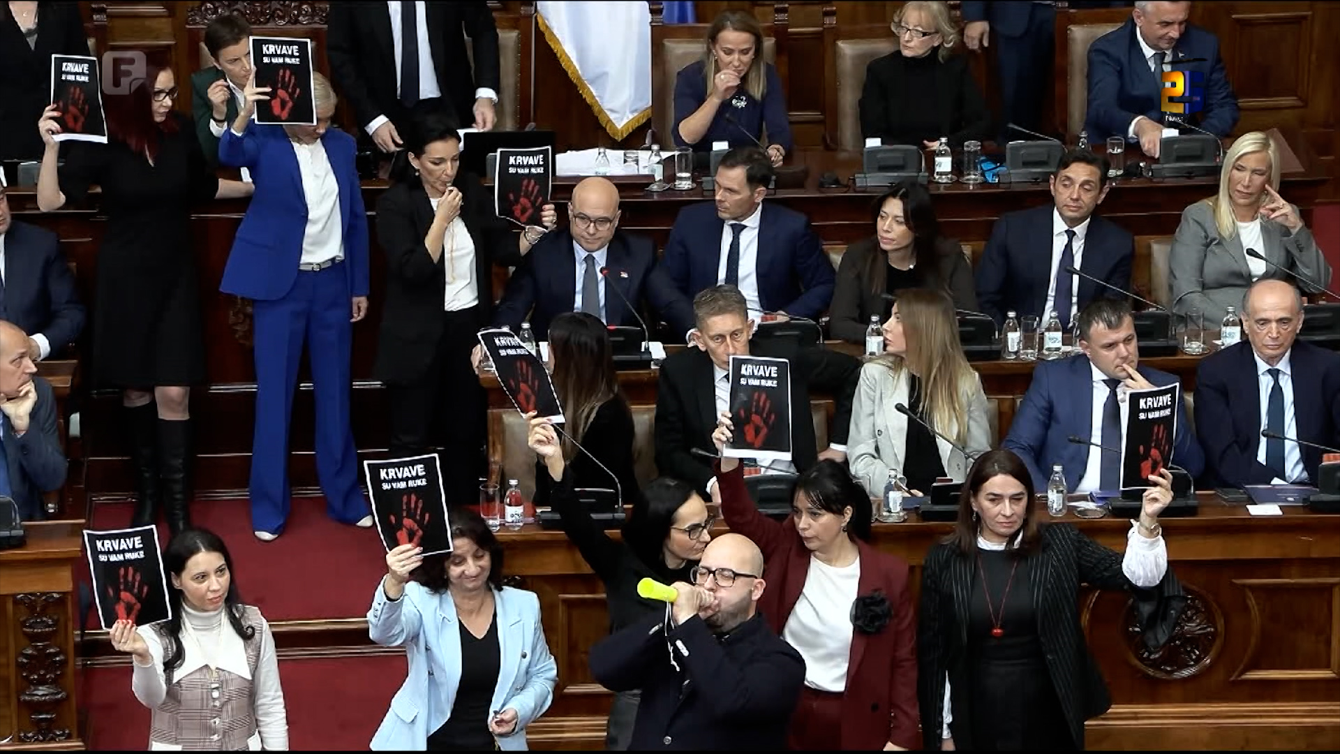 Haos, naguravanje i tučnjava u Skupštini Srbije